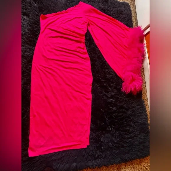 AKIRA BRING THE DRAMA ONE SLEEVE FEATHER DRESS. SIZE XL - Picture 14 of 16